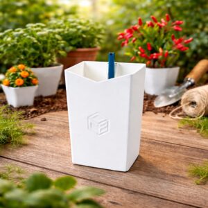 Weißer, sechseckiger Behälter als Growing Zubehör auf Holztisch, umgeben von Kräutern und Chili-Pflanzen