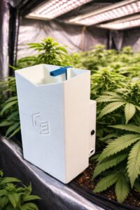 ₂-Controller im Indoor-Grow zwischen Pflanzen unter LED-Beleuchtung